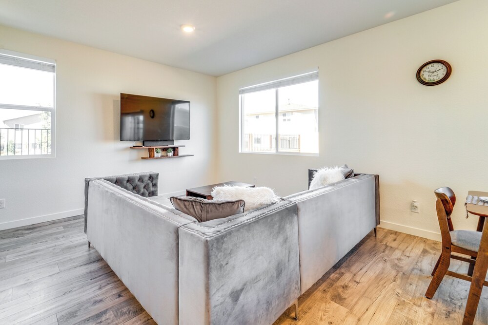 Reno Vacations - Modern Reno Vacation Home: Easy Access to Nature - Property Image 16