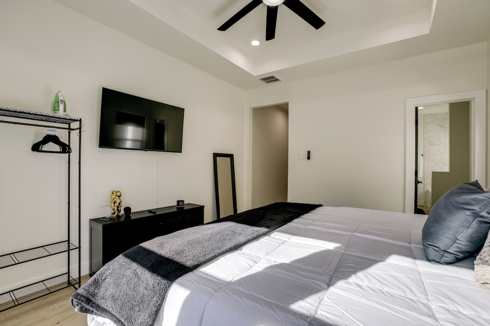 East Downtown Walkability! Modern Houston Townhome