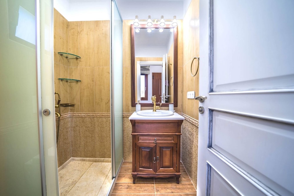 Karyo Villa,- 4bd, 3min On Foot From The Beach!