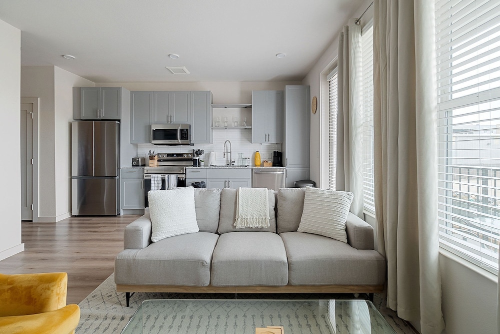 Sky-high Comfort 1BR Gym Pool Pet Friendly