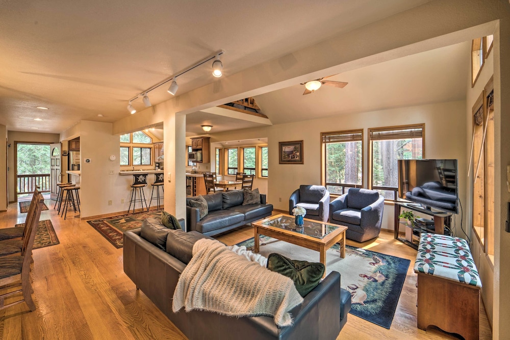 Hot Tub & Deck: Truckee Golf Course Home