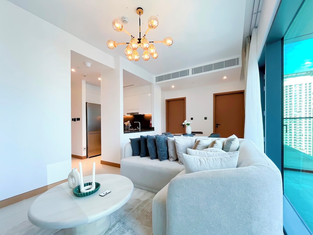 Marina Vida Luxury 1BR Balcony & Prime Location