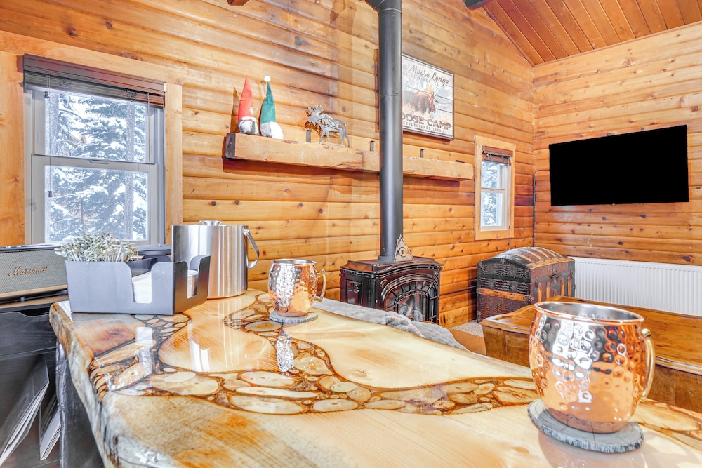 5 Mi to Breckenridge Ski Resort: Cozy Wood Cabin!