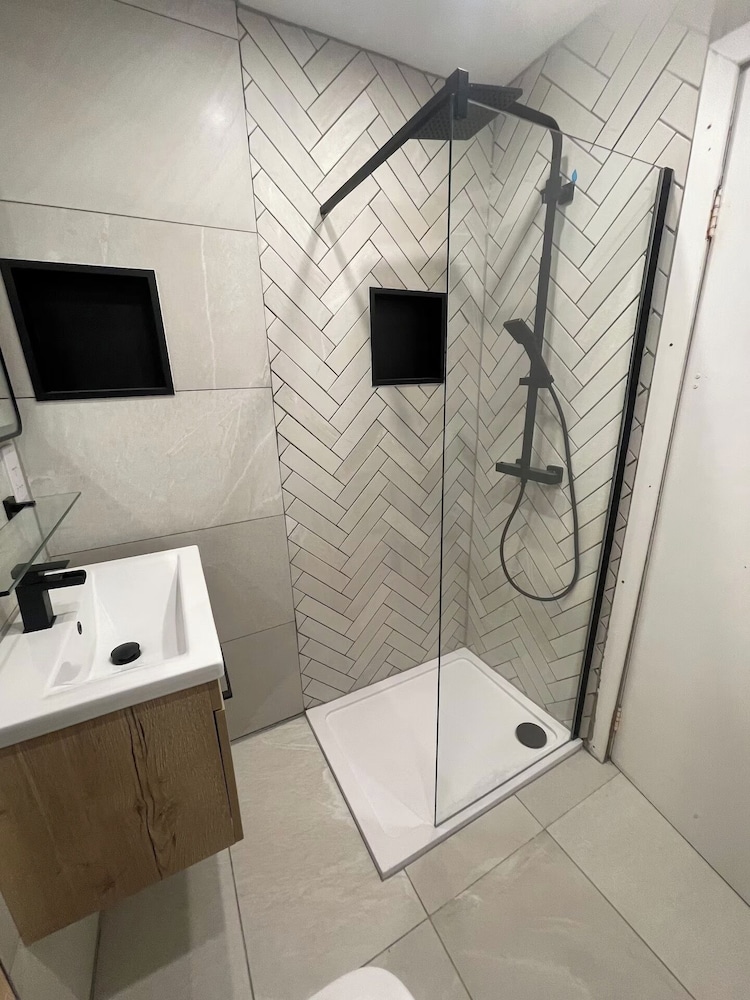 West-end 2 Bed Flat Entire Place w/ Free Parking