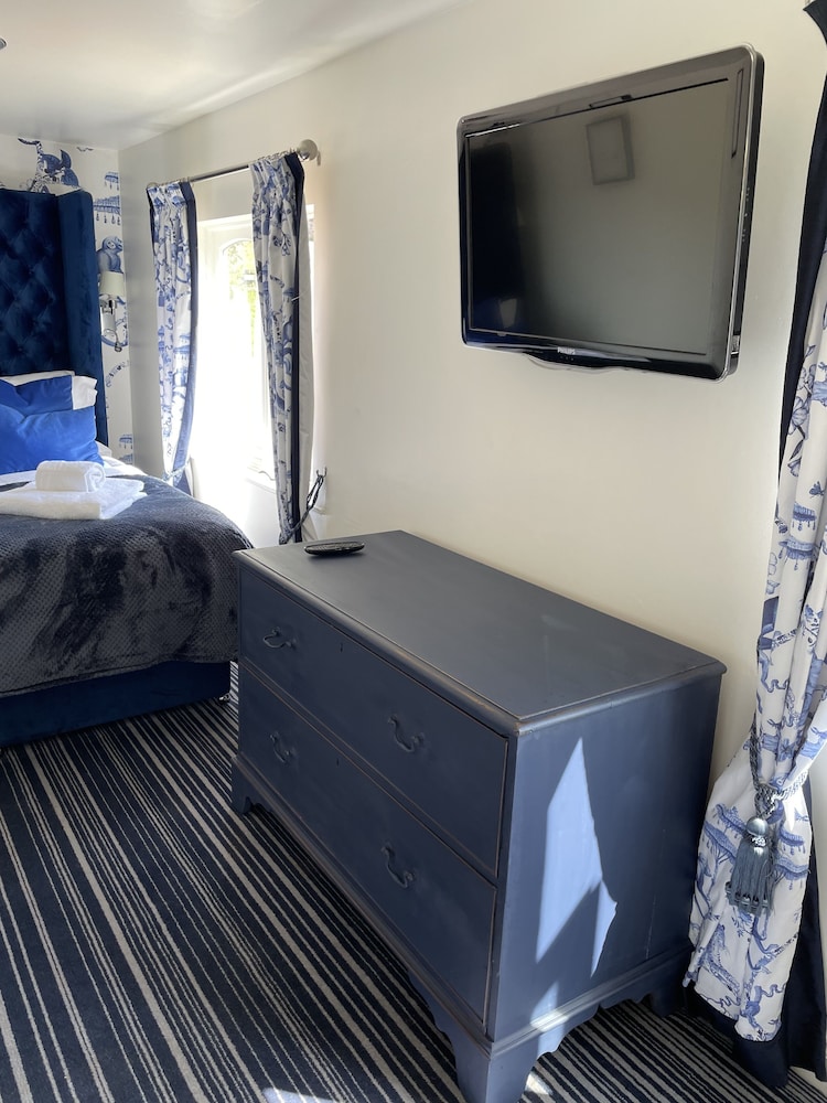 Cosy Lodge With Private Hot Tub in Tottergill Farm