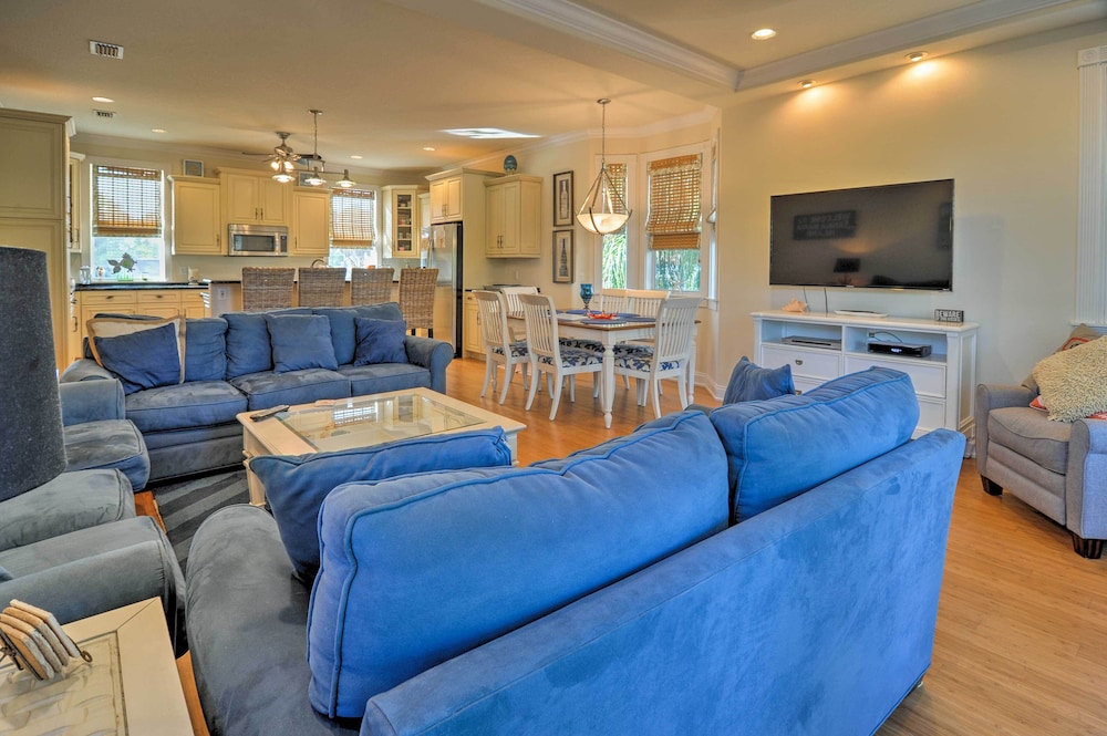 Holmes Beach Family Home: Private Pool & 3 Decks!