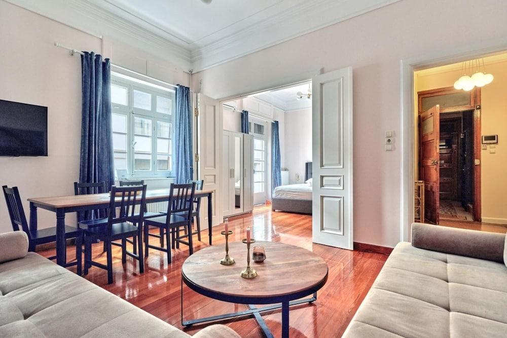 Elegant Apartment in Parliament Square