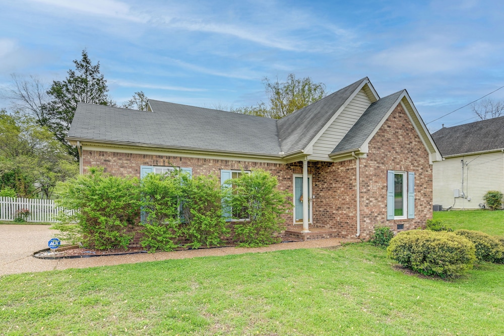 18 Mi to Nashville: Home w/ Dedicated Workspace