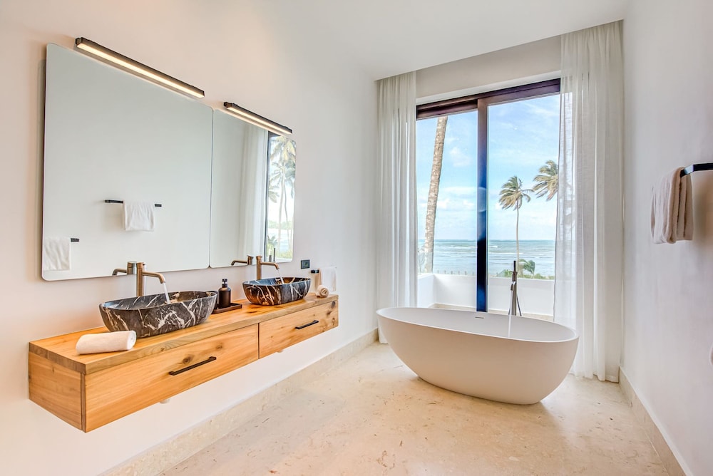 7-br Luxury Beachfront Paradise With Ocean Views
