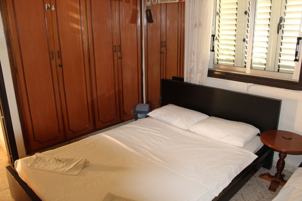 Costas Hostel Action