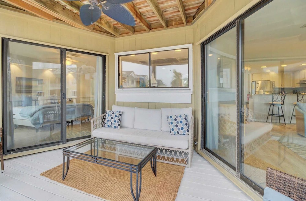 202 D Port O Call by Avantstay Beach Condo