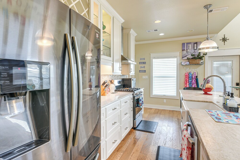 2 Blocks to Shore: Crystal Beach House w/ Yard!