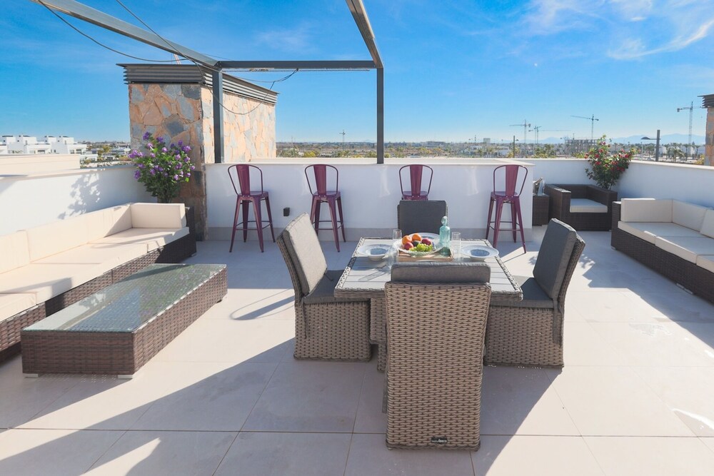 4 Bed Villa - Sleeps 8 - Pool - Garden - Parking