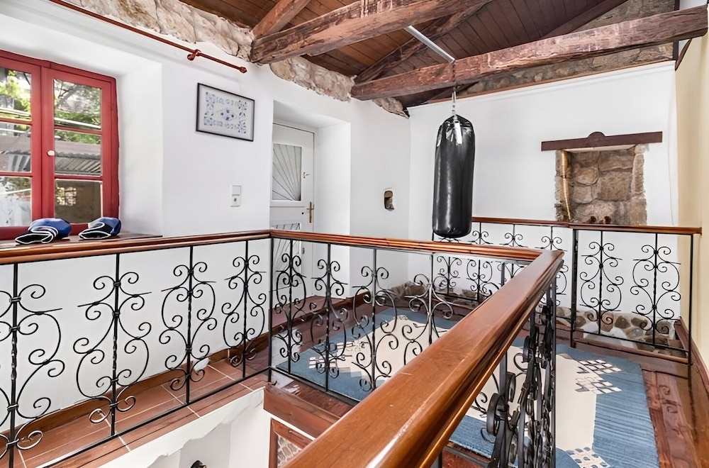 2-bed Home in Kolivata - Sleeps 4 - Wifi - Parking