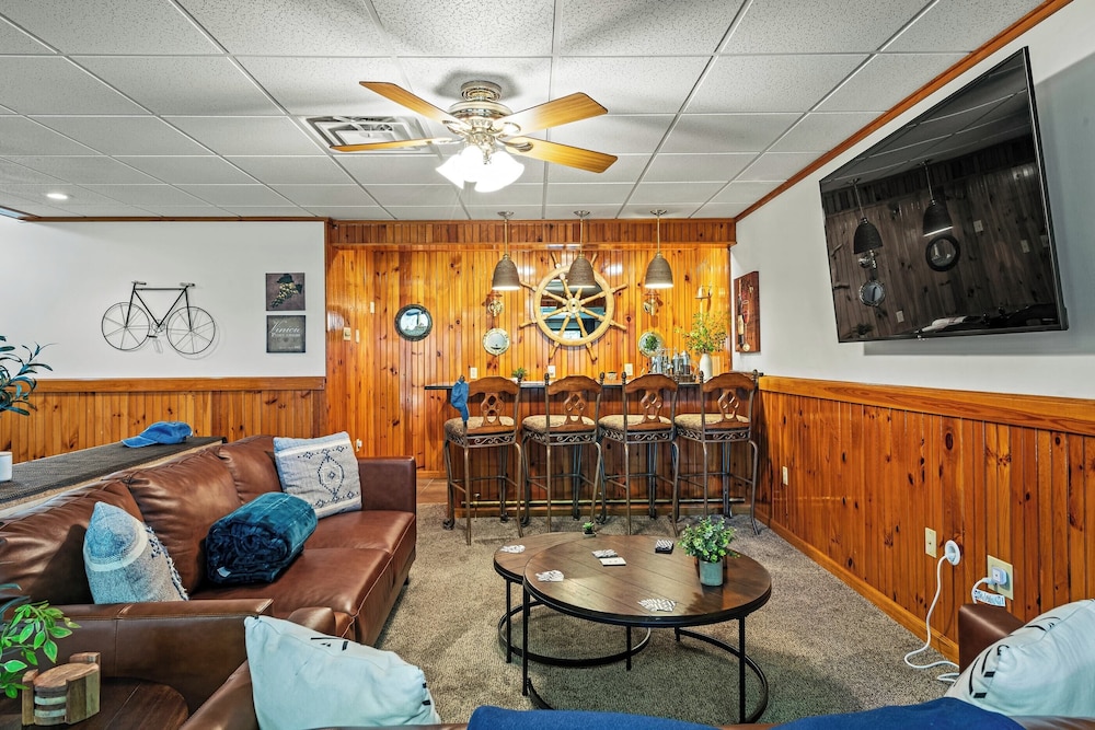 Lake View Retreat Avantstay Entertainer's Home Yard, Deck, Game Room view 3