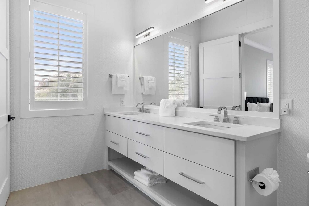 712 Ocean Blvd by Avantstay New Construction w/ Pool, Game Zone, Private Beach Access, and Oceanfront Views