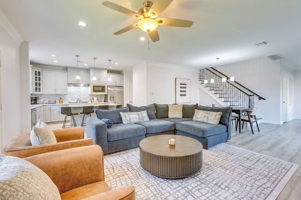 Yard & Workspaces: Luxe Duplex Unit in Houston