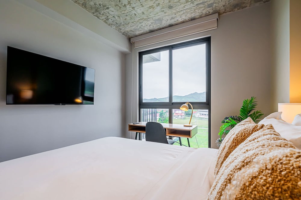 w Trendy 2BR w Balcony in the Heart of Centriqo
