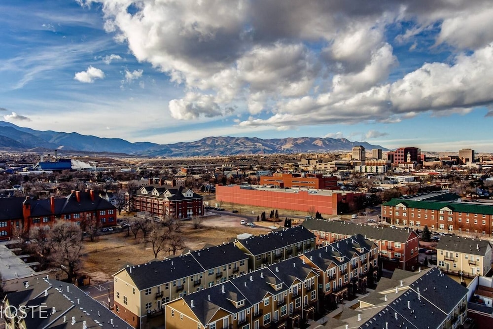3BR Downtown Townhome /w Stunning Balcony Views! view 3
