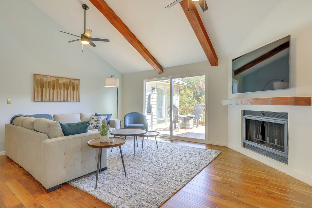 Fire Pit & Kayaks: Lake Oconee Waterfront Escape!
