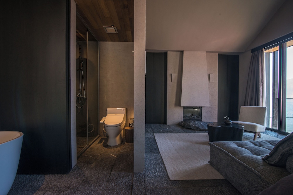 Yakamoz Erhai Hotel
