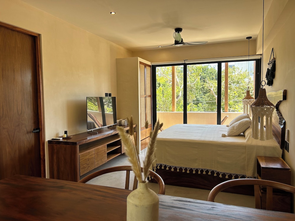 Gym & pool Jungle Studio Retreat C6