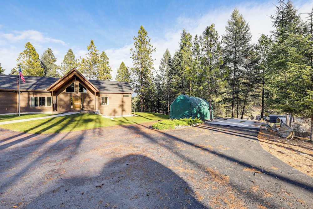 Deck + Views: Scenic Group Getaway in Lakeside!