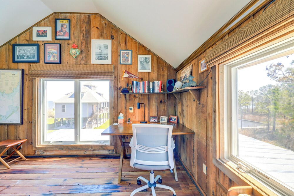 Riverfront Haven: Converted Barn w/ Deck in Aurora