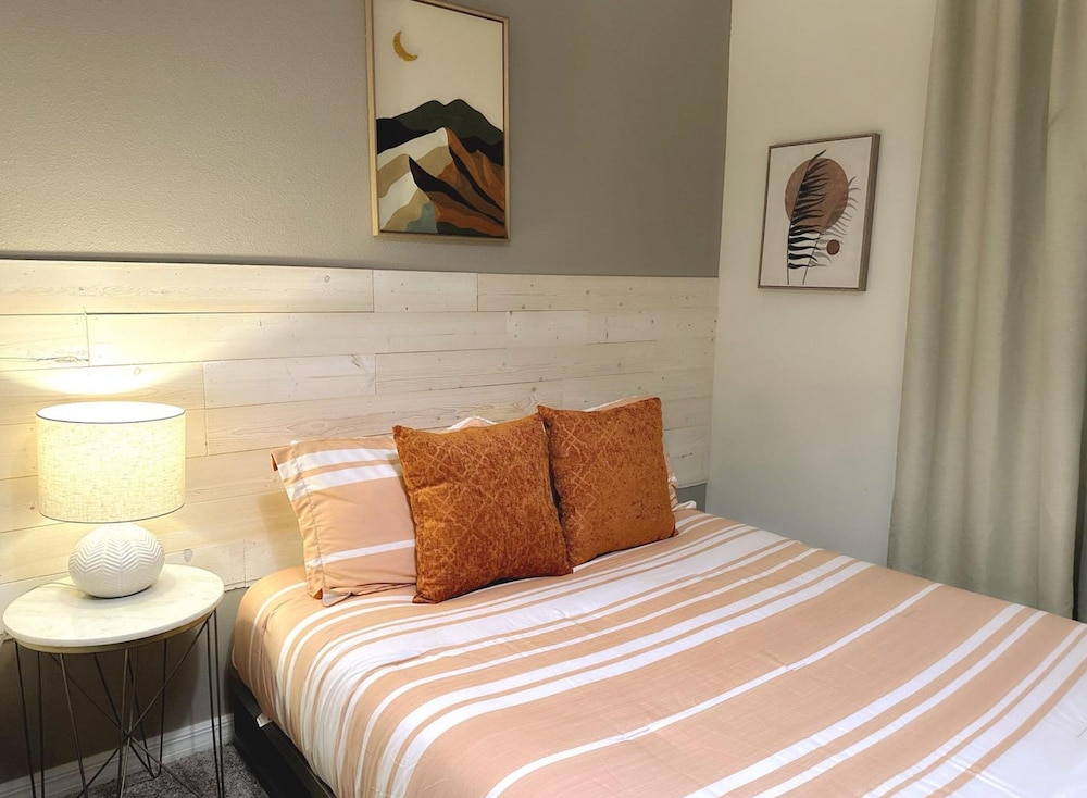 Chic 2bed Condo at Storey Lake Mickey Room