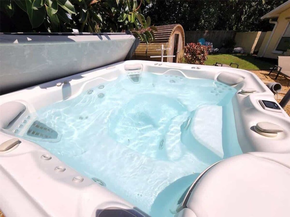 Heated Pool, Jacuzzi & Sauna! Tampa, FL