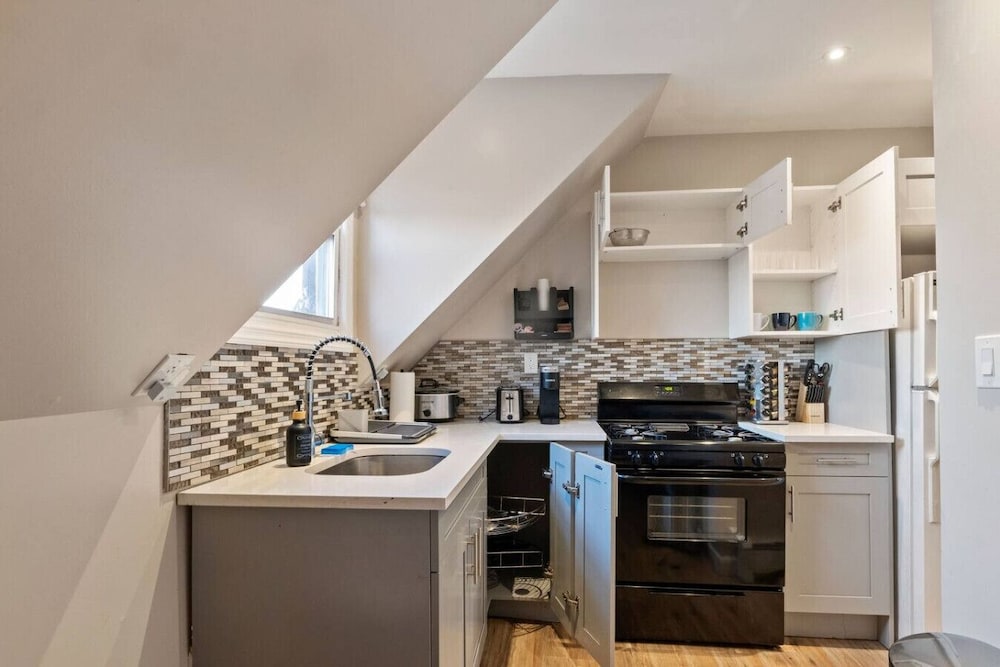 Modern 2BR Near NYC With Free Parking Workspace