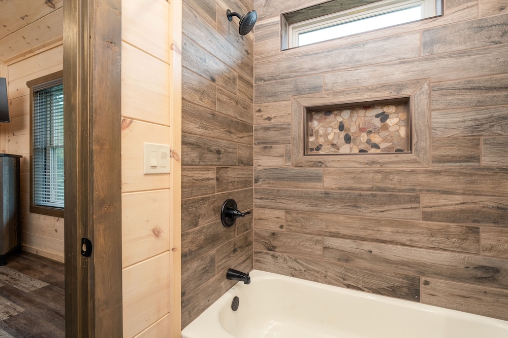 Brand NEW 2bed 2bath w Hot Tub view 3