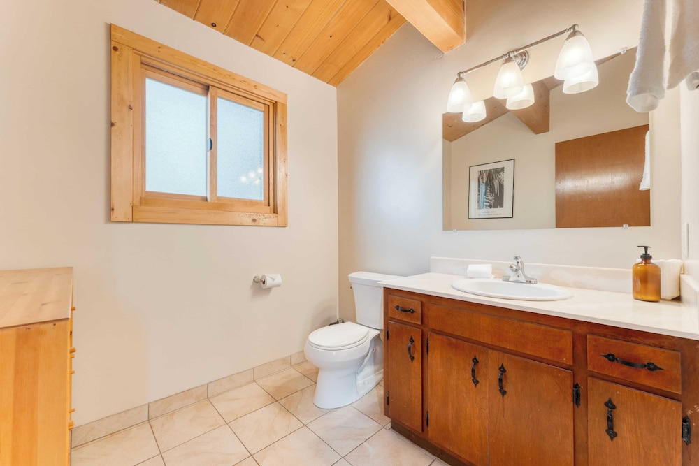 Lake + Beach Access, Pool, Tennis Walk to Chambers Tahoe Timber by Avantstay