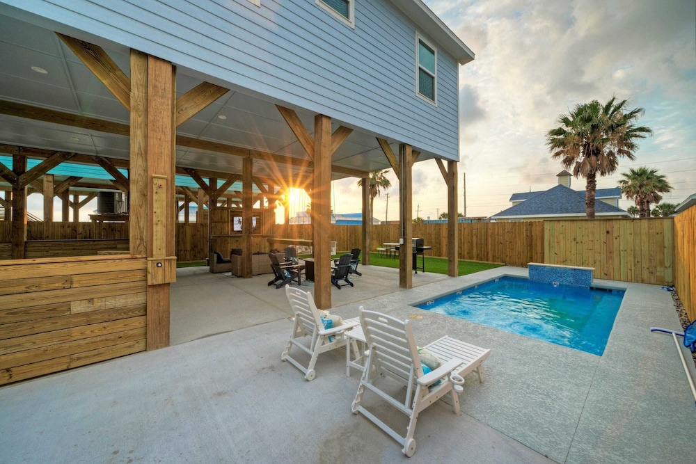 Deja Blue Coastal Retreat w/ Pool, Firepit, BBQ & Outdoor TV Lounge