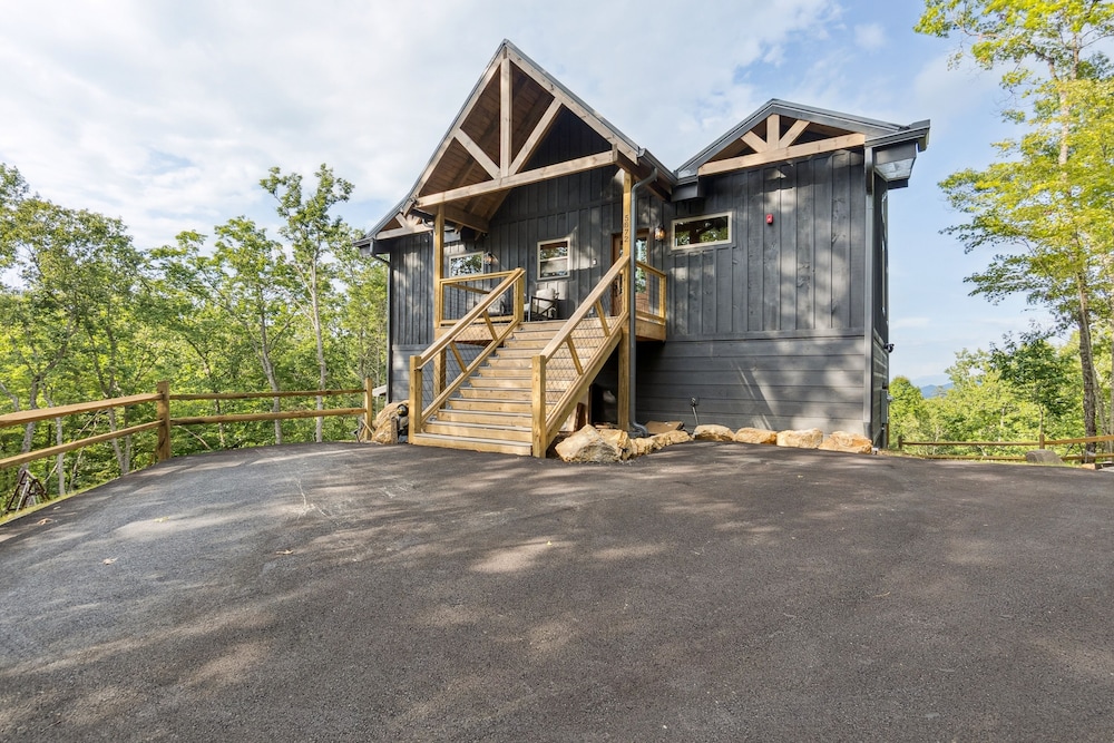 Golden Oaks Cabin 3 Bedroom Home