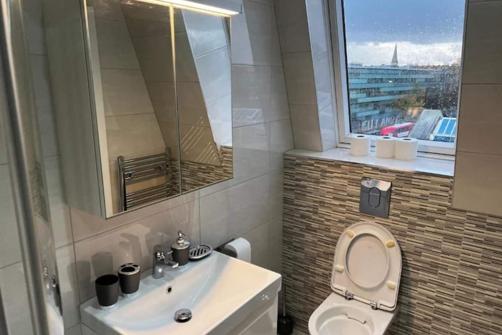 Cosy 3 Bedroom Apartment Next to the Emirates