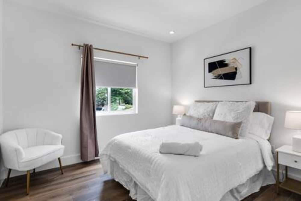 3282 SW 28th St Private Pool 4BD 2 5BA Parking Laundry Wi-fi