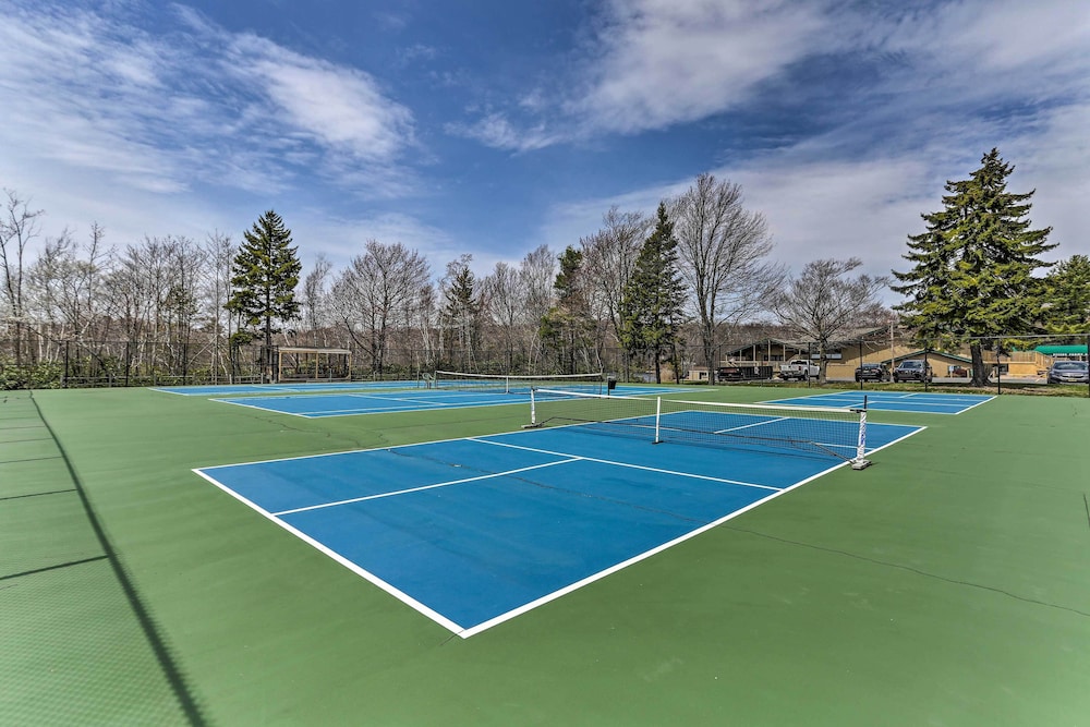 Ski, Hike, Swim & More: Pocono Farms Family Home