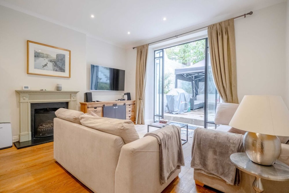Gorgeous 2BD Flat With Patio - South Kensington!