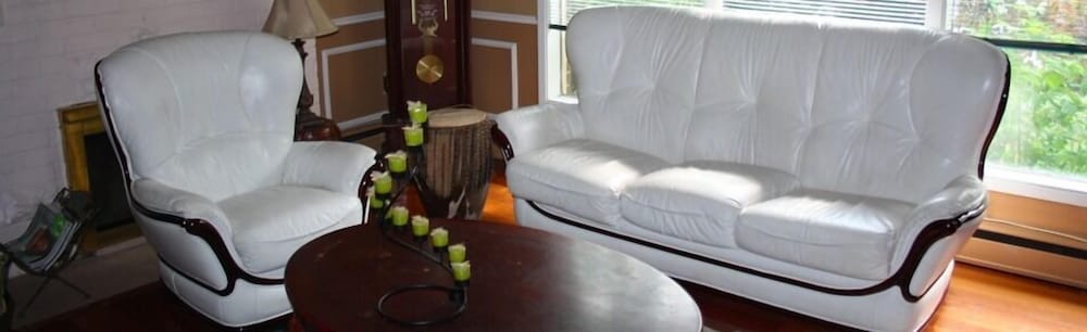 Highland Creek Village Guest House - Image 1