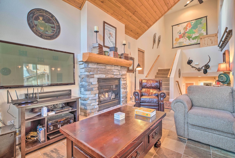 Mammoth Lakes Townhome - 10-min Walk to Village!