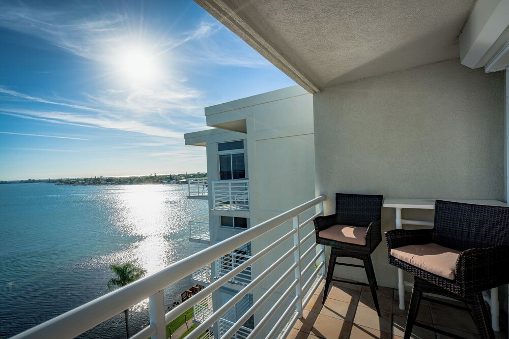 Bahia Vista 17-881 by Distinctive Beach Rentals