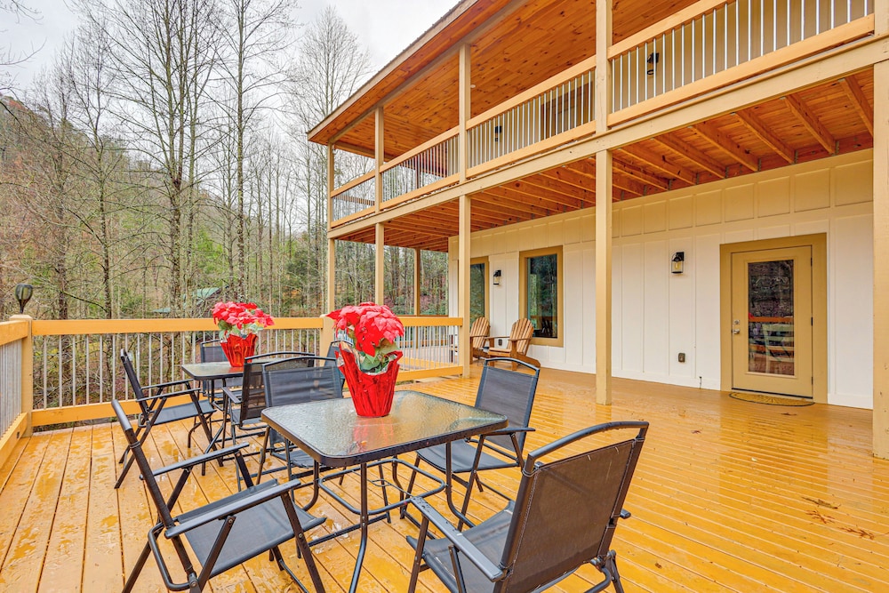 Close to Hiking & Attractions: Smoky Mtn Cabin