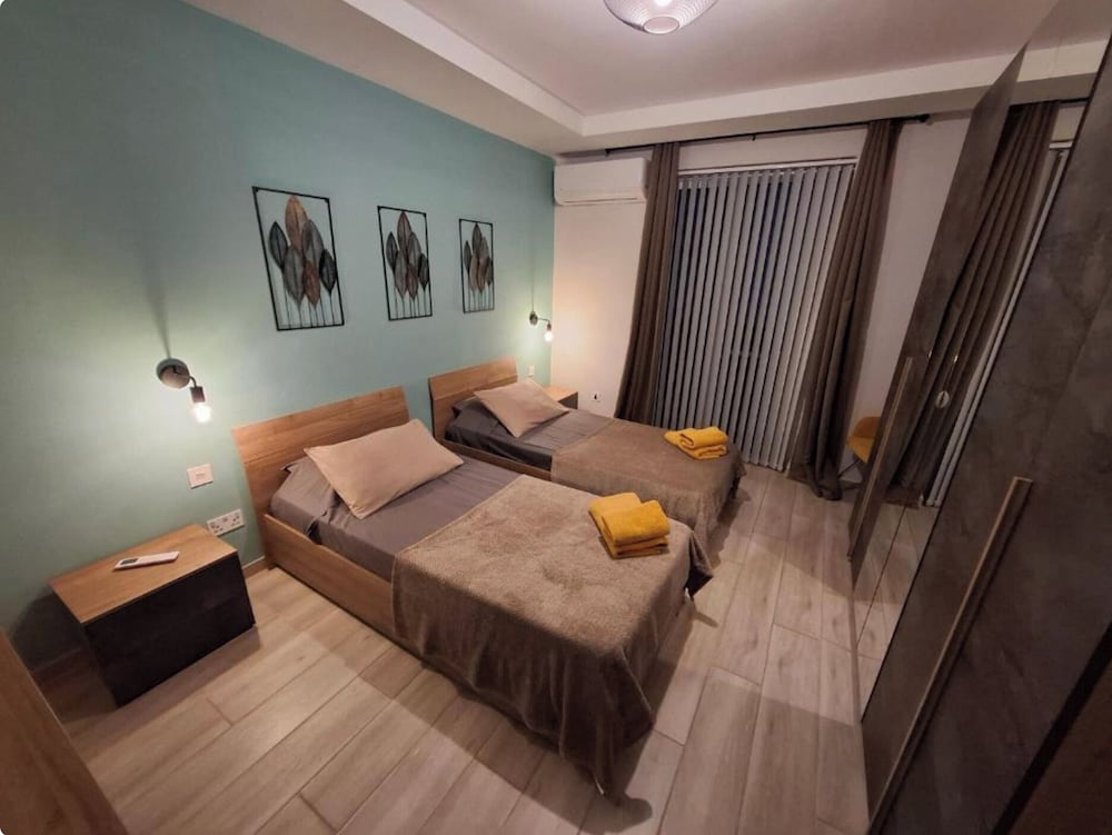 Modern 3BR Apt With Large Balcony