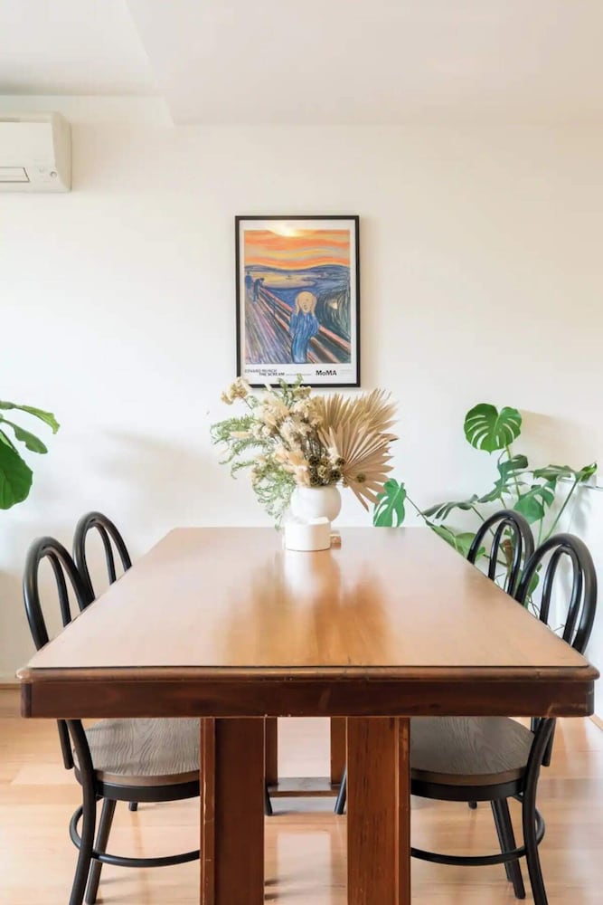 Charming 1BR in Fitzroy w/ Parking, Pool, + Gym!