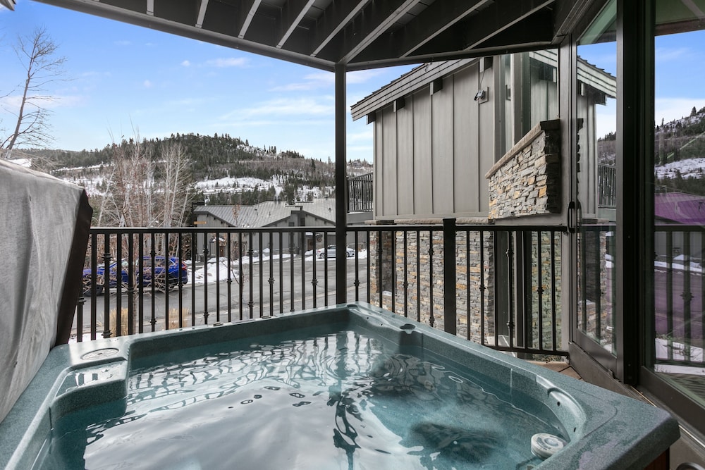 1207 - Four Bedroom with Spa Pinnacle 4 Condo