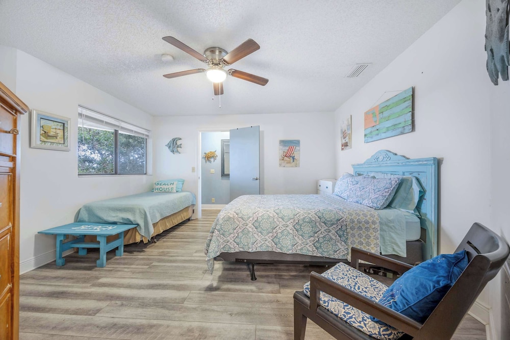 Treetop Beach Condo Sleeps 7!