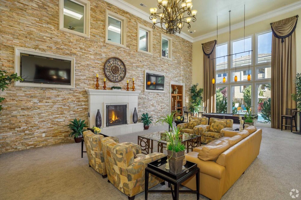 New Stylish 1BR Apt With Heated Pool Gym Yoga Studio