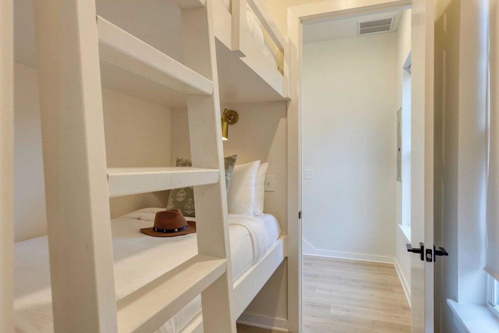 Sleeps 24! 3 Modern 4bdr Townhomes w/ Covered Patios Nashville Group Retreat
