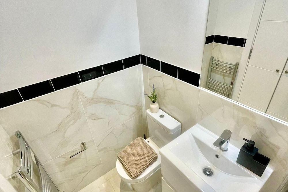 3 Bed Flat - Sleeps 6 - Parking - Wifi
